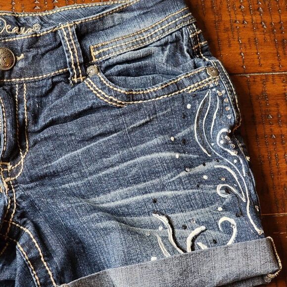Ariya Blue Jean Shorts Size 9/10 - Picture 3 of 7